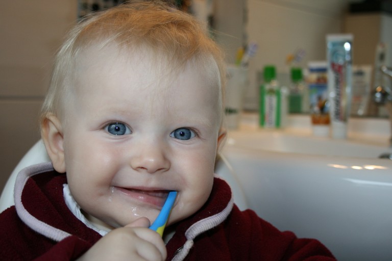 O 1º dentinho nasceu! Veja como cuidar da higiene bucal do seu bebê