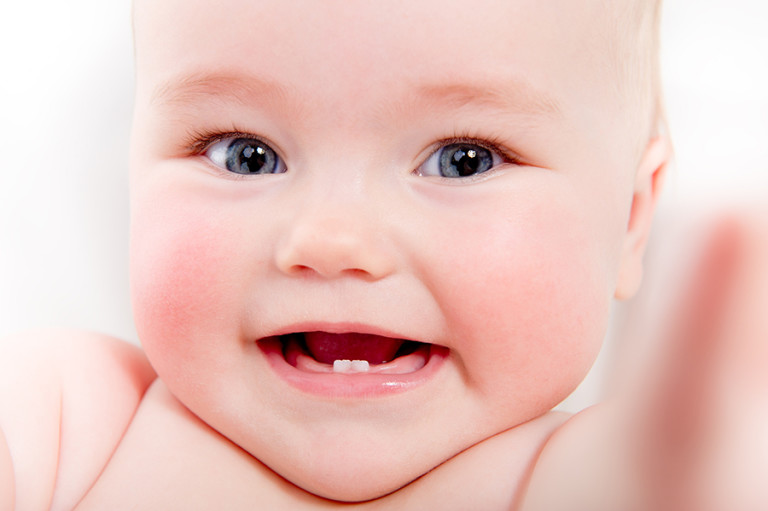 Você sabe como ajudar o bebê na primeira dentição?