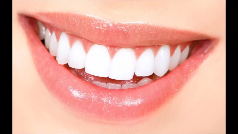 Pressão na hora de escovar os dentes pode fazer gengiva ‘subir’