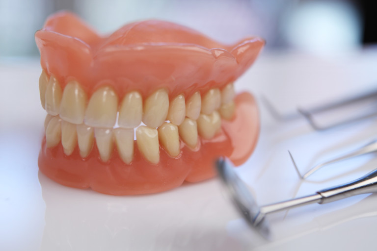 Próteses dentárias totais, próteses dentárias parciais, cuidados com a prótese dentária – saiba mais