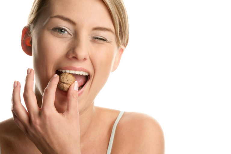 Acidentes podem causar um dente trincado. Saiba o que fazer