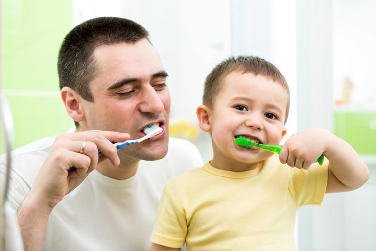 Escovação dos dentes deve ser feita pelos pais até os oito anos de idade