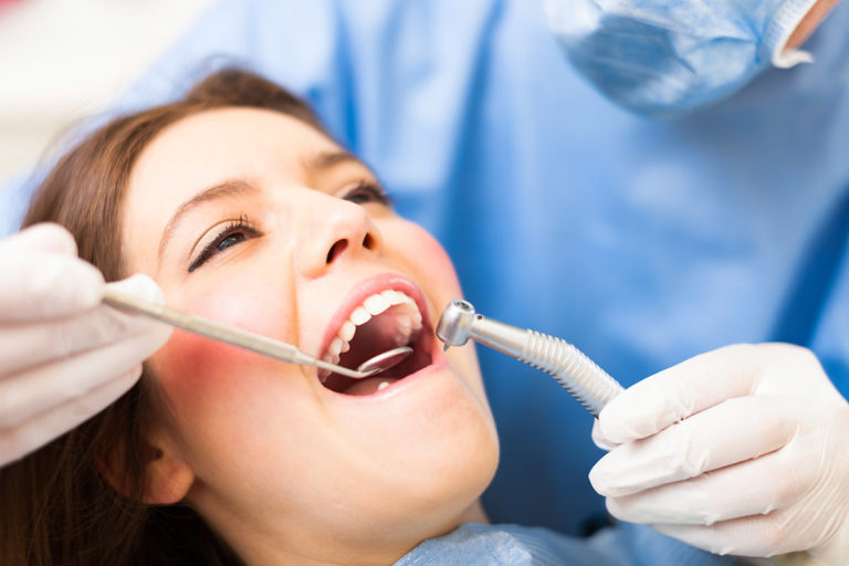 Tártaro nos dentes: O que é e como evitar?