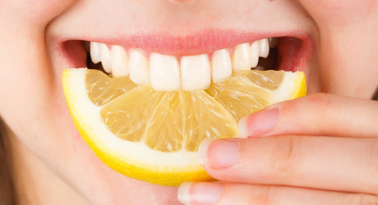 A falta da vitamina C pode promover a gengivite