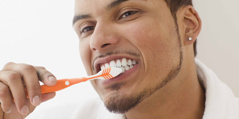 Faça a escovação perfeita com 5 dicas e garanta dentes mais saudáveis