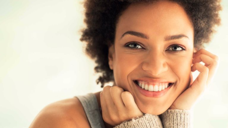 5 dicas para cuidar da saúde dos implantes dentários