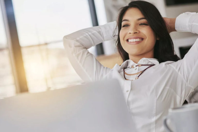 Bom sorriso ajuda a ter trabalho, diz estudo de dentista em revista americana