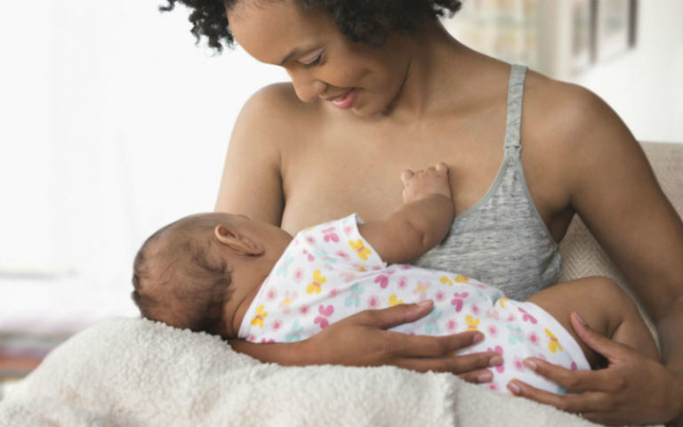 Amamentação e saúde bucal: 4 coisas que as mães devem saber
