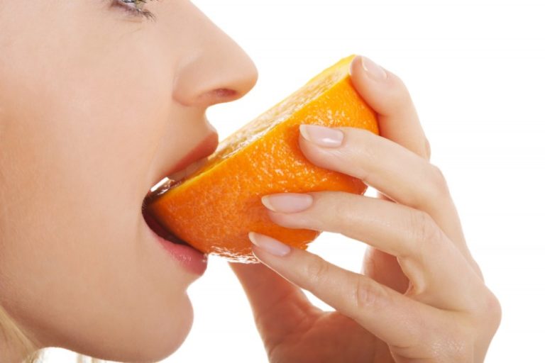 A falta da vitamina C pode promover a gengivite