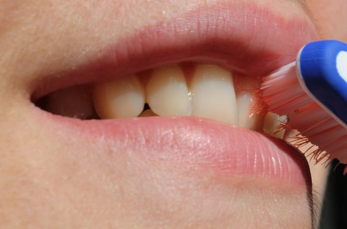 A difícil tarefa de escovar os dentes de crianças com deficiência
