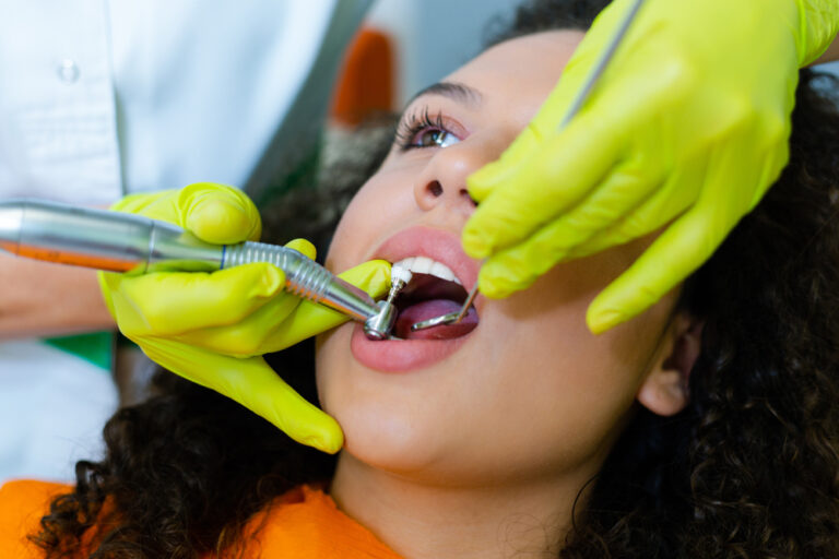Criança pode fazer clareamento dental? Com que idade o procedimento estético é recomendado?