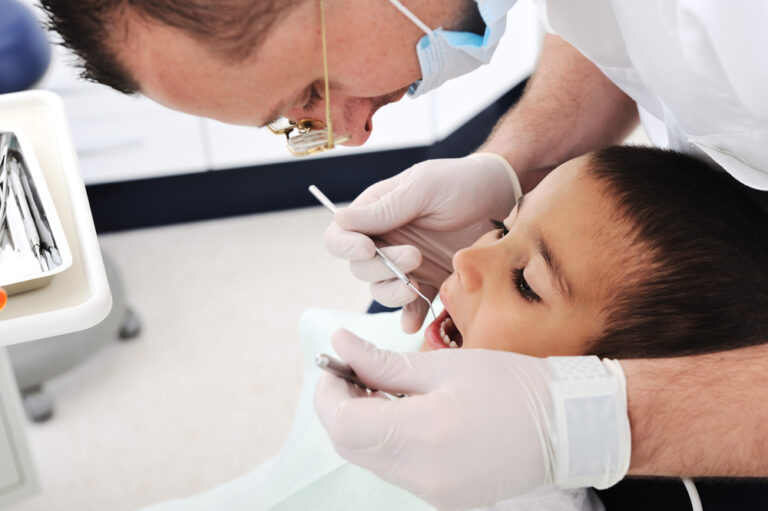 Criança pode fazer clareamento dental? Com que idade o procedimento estético é recomendado?