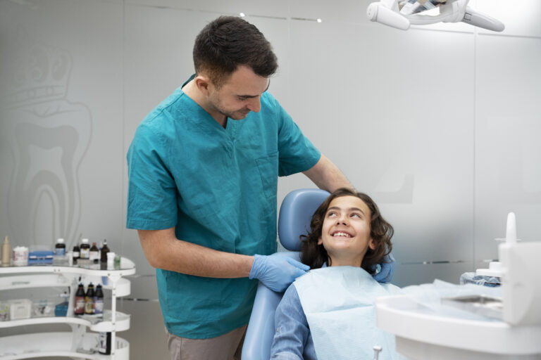 Check-up odontológico: quais exames são feitos e por que é importante fazer a cada 6 meses